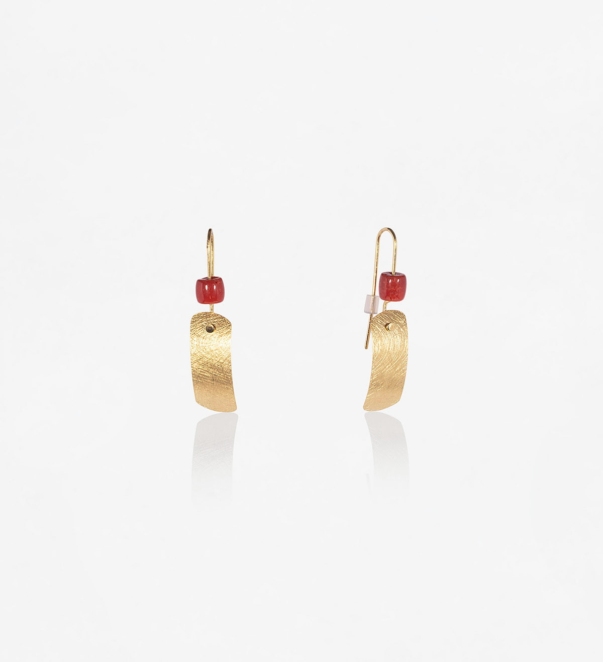 18k gold and coral earrings Posidònia 40mm