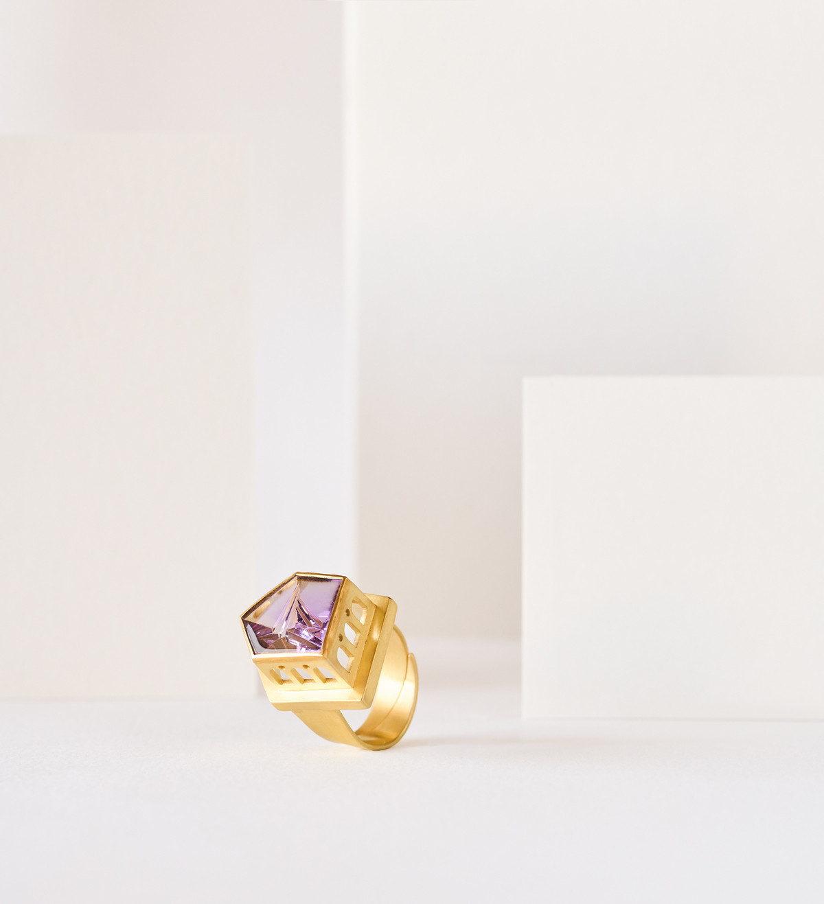 18k gold ring with Munsteiner cut amethyst 8,39ct