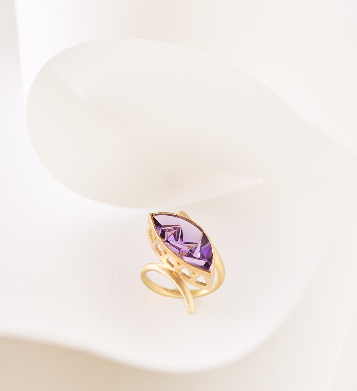 18k gold ring with Munsteiner cut amethyst 7,02ct