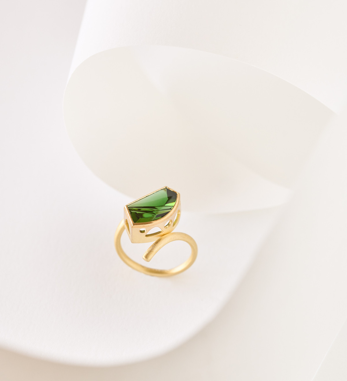 18k gold ring with Munsteiner cut tourmaline 3,75ct